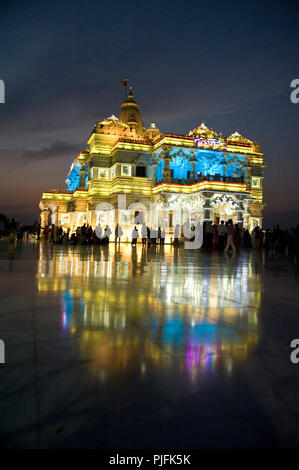 2016 Prem Mandir (der Tempel der göttlichen Liebe) in der Nacht in Vrindavan Mathura Uttar Pradesh Indien Asien, Stockfoto