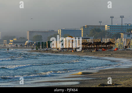 MAMAIA, Rumänien - 15. SEPTEMBER 2017: Sonnenliegen am Strand des Schwarzen Meeres bei Sonnenaufgang, warmen Sonnenschein Atmosphäre. Stockfoto