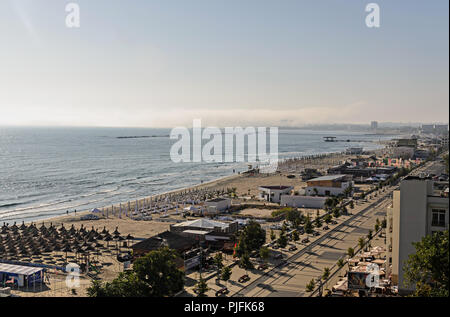 MAMAIA, Rumänien - 15. SEPTEMBER 2017: Direkt am Meer und der Promenade von Schwarzen Meer mit Bars und Hotels in Sunrise. Stockfoto