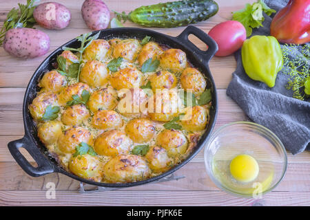 Prinz: Kartoffeln: im Ofen gebacken junge Kartoffeln mit Quark. Essen mit Gemüse. Russische Küche. Stockfoto