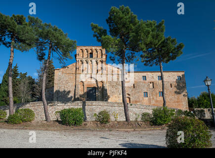 Die romanische Pfarrkirche Santa Maria Assunta, in Gambassi Terme, Italien Stockfoto