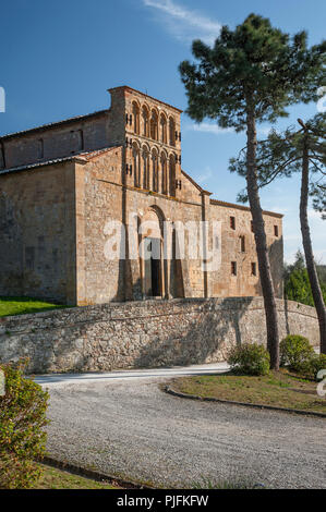 Die romanische Pfarrkirche Santa Maria Assunta, in Gambassi Terme, Italien Stockfoto