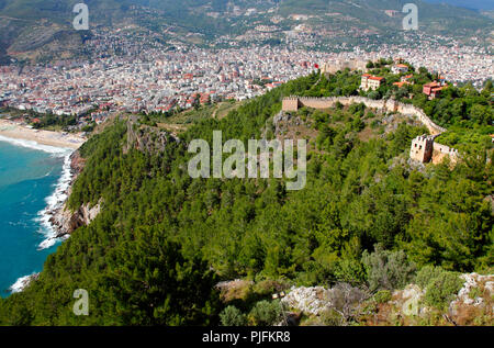 Die Türkei, in der Provinz von Antalya, Alanya, die Stadtmauer auf der Klippe und neue Stadt Stockfoto