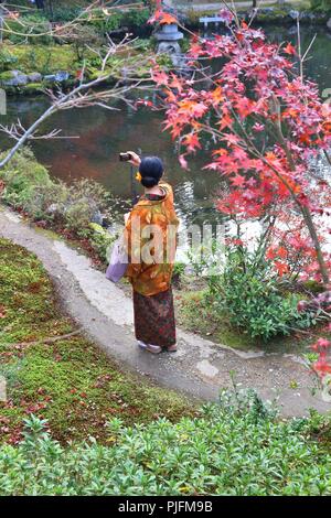 NARA, Japan - 23. NOVEMBER 2016: Touristische Besuche Yoshikien Garten tragen Kimonos Kostüm in Nara, Japan. Nara ist eine der letzten Herbst Laub appreci Stockfoto