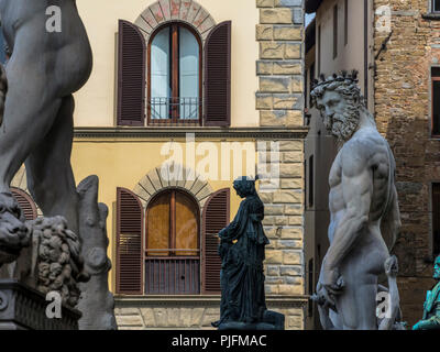 Italien, Toskana, Florenz, Neptun von Ammannati, David von Michelangelo auf der Piazza della Signoria. Stockfoto