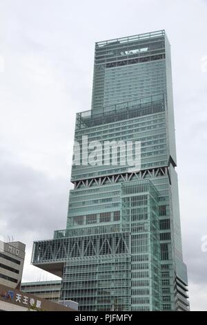 OSAKA, Japan - 23. NOVEMBER 2016: Abeno Harukas Wolkenkratzer in Osaka, Japan. Mit 300 m ist es das höchste Gebäude in Japan (ab 2016). Stockfoto