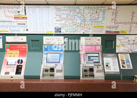 TOKYO, Japan - 29 November 2016: Fahrkartenautomaten an der Toei U-Bahn in Tokio. Toei U-Bahn und Tokyo Metro sind 285 Stationen und haben 8,7 Millionen Stockfoto