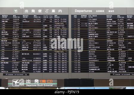 Tokio, Japan - Dezember 5, 2016: Abflug Zeitplan am Narita Flughafen in Tokyo. Flughafen Narita ist die 2 verkehrsreichsten Flughafen von Japan (nach Haneda) wit Stockfoto