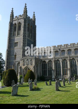 Lavenham Kirche, Suffolk, gegen ein strahlend blauer Himmel Stockfoto