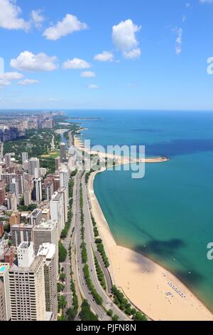 Chicago, Illinois in den Vereinigten Staaten. City Skyline mit Lake Michigan und Gold Coast historic District, Nordseite und Lincoln Park. Stockfoto