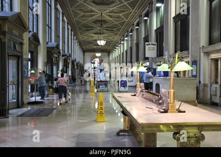 NEW YORK, USA - Juli 1, 2013: die Menschen besuchen Sie berühmte James Farley Post Office in New York. Es stammt aus dem Jahr 1912 und ist auf die nationalen Register der Hi aufgeführt Stockfoto