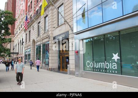 CHICAGO, USA - 27. JUNI 2013: Leute gehen von Columbia College in Chicago. Columbia College wurde 1890 gegründet und hat mehr als 10 Tausend stude Stockfoto