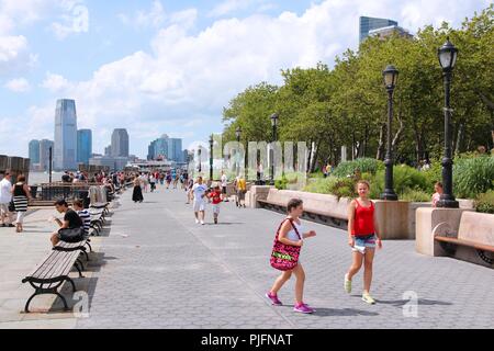 NEW YORK, USA - Juli 4, 2013: die Menschen besuchen den Battery Park in New York. Fast 19 Millionen Menschen leben in New York City metropolitan area. Stockfoto