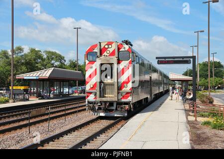 VILLA PARK, USA - 27. JUNI 2013: Metra Zug kommt an Station in Villa Park, IL. Metra betreibt 241 Bahnhöfen und dient mehr als 300.000 Fahrt Stockfoto