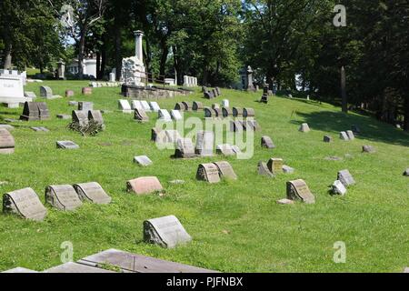 PITTSBURGH, USA - 30. JUNI 2013: Allegheny Cemetery in Pittsburgh, Pennsylvania, USA. Es stammt aus dem Jahre 1844 und umfasst 300 Hektar Land. Stockfoto