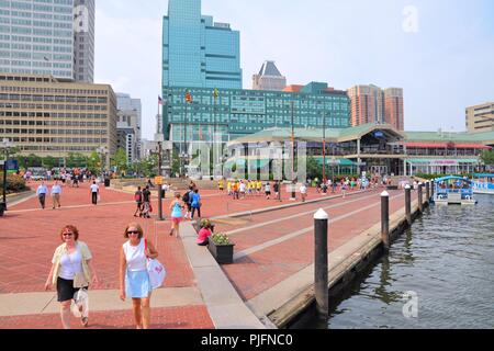 BALTIMORE, USA - Juni 12, 2013: die Menschen besuchen Inner Harbor in Baltimore. Innere Hafen ist eine historische Hafenstadt und moderne Touristenattraktion in Baltimore, Stockfoto