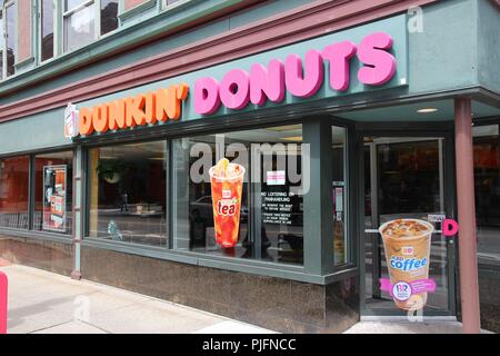 PROVIDENCE, USA - Juni 8, 2013: Außen von Dunkin Donuts in der Vorsehung. Das Unternehmen ist der größte Kaffee und Backwaren Franchise in der Welt Stockfoto