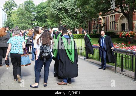 LEEDS, Großbritannien, 12. JULI 2016: Absolventen jubeln am Tag der Promotion an der Universität von Leeds, UK. Die redbrick Universität hat rund 32.000 Studenten. Stockfoto