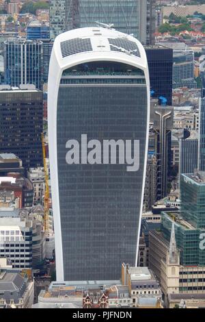 LONDON, Großbritannien - 8. Juli 2016: 20 Fenchurch Street Wolkenkratzer in London, UK. Die postmoderne Stil Bürogebäude wurde von Rafael Vinoly konzipiert. Es ist nic Stockfoto