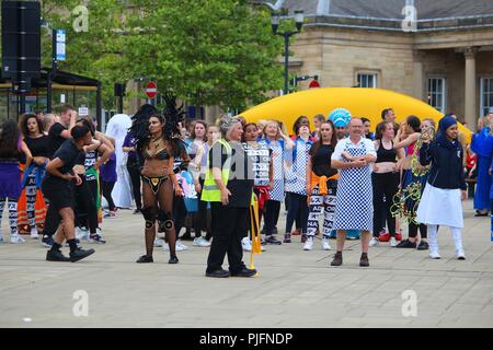 HUDDERSFIELD, Großbritannien - 10 JULI 2016: Menschen in Huddersfield Karneval in Großbritannien. Die Karibischen Karneval ist ein beliebtes Outdoor Event mit 31 Ja Stockfoto