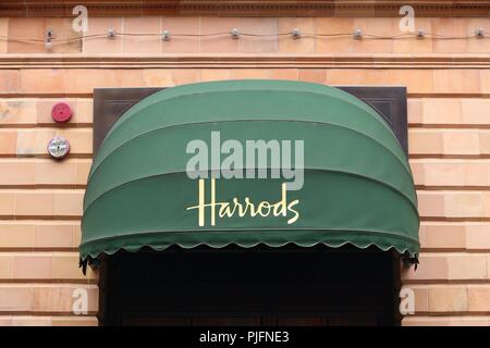 LONDON, Großbritannien - 9. JULI 2016: das Kaufhaus Harrods in London. Die berühmten Einzelhandelsunternehmen ist auf der Brompton Road in Knightsbridge entfernt. Stockfoto