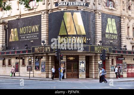 LONDON, Großbritannien - 6. JULI 2016: Menschen gehen von Shaftesbury Theatre in London, UK. Die 1.400 Sitz Theater wurde im Jahr 1911 eröffnet. Stockfoto