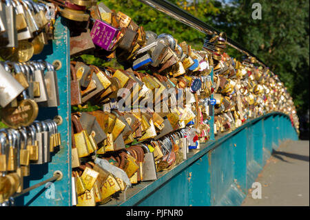 Die Liebe Lock Bridge (Brücke) in Wehr Vorhängeschlösser an Bakewell, Nationalpark Peak District, Derbyshire abgedeckt Stockfoto