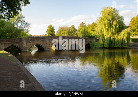 Die schöne Landschaft entlang des Flusses Wye in Bakewell im Peak District National Park, Derbyshire Stockfoto