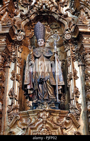 Porto, Portugal, 4. März 2015: Der Altar der St. Nikolaus Kirche, St. Nikolaus, den wahren christlichen Vater Weihnachten gewidmet. Stockfoto