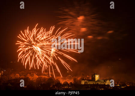 Feuerwerk statt in der Sele, einem Park in Hexham mit Flutlicht Abtei im Vordergrund, Northumberland, England Stockfoto