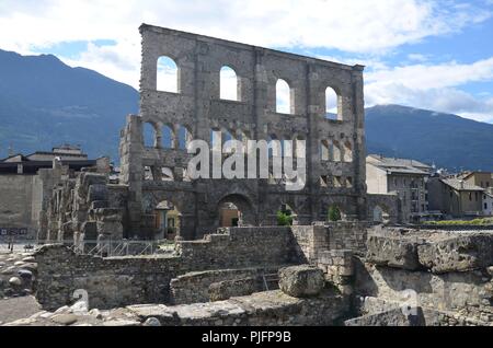 Aosta, Hauptstadt der autonomen Provinz Aosta, Italien: Das römische Theater Stockfoto