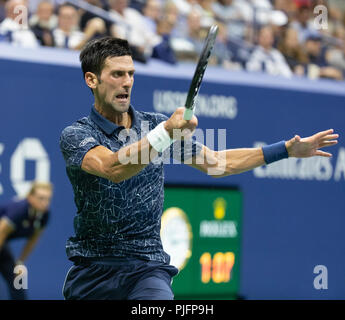 New York, Vereinigte Staaten. 05 Sep, 2018. Novak Djokovic aus Serbien zurück Kugel während der US Open Viertelfinale 2018 Match gegen John millman von Australien an USTA Billie Jean King National Tennis Center Credit: Lev Radin/Pacific Press/Alamy leben Nachrichten Stockfoto