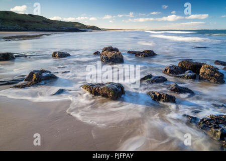 Felsen am Ufer in der Nähe Budle Bucht und Bamburgh, Northumberland, England Stockfoto