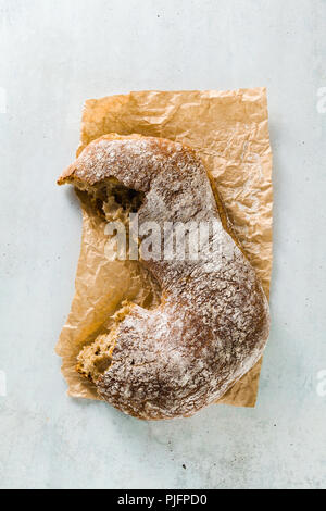 Ein Stück frisches Roggen Brot auf dem Tisch. Stockfoto