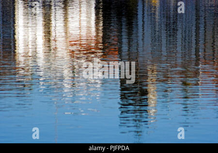 Reflexion der mittelalterlichen Stadt Ponte de Lima auf dem Fluss Lima (Portugal) Stockfoto