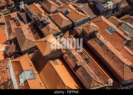 Luftaufnahme auf die Dächer der Altstadt von Porto, Portugal, vom Torre dos Clérigos gesehen. Stockfoto