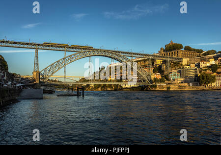 Dom Luís I Brücke, Porto. Portugal. Blick vom Fluß Douro in Porto. Stockfoto