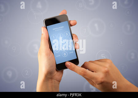 Weibliche Finger berühren Smartphone mit gesperrten Gerät Code erfordern. Stockfoto