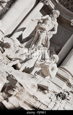 Italien, Latium, Rom, Piazza di Spagna, barocken Trevi-brunnen oder Fontana di Trevi, die Statue des griechischen Gottes Oceanus mit seinem Wagen von Seepferdchen gezogen wird. Stockfoto