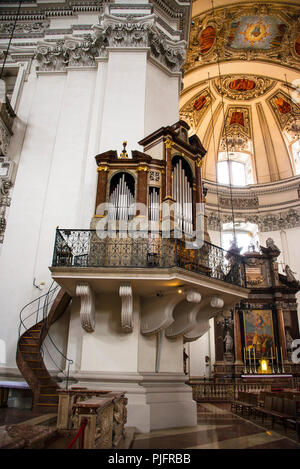 Salzburger Domtreppe zum Orgelloft und italienischer Barockkuppel, Österreich. Stockfoto