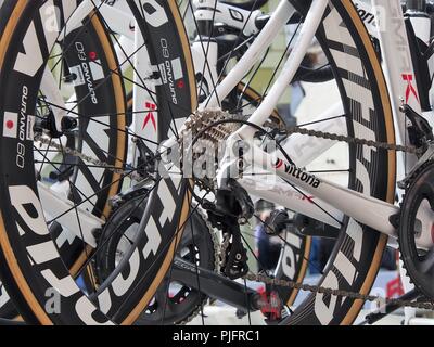 Details der Neutral Service Fahrzeug Fahrräder für das Mannschaftszeitfahren bei der Tour von Großbritannien 2018, Cockermouth, Cumbria, England, Vereinigtes Königreich Stockfoto