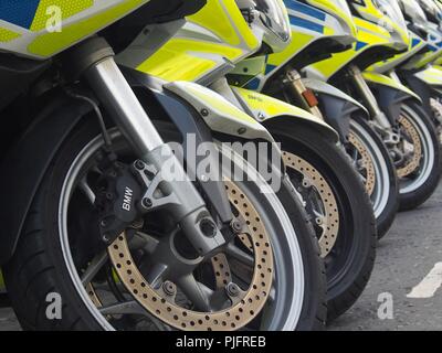 Details der Polizei Motorräder aufgereiht zu Beginn der Stufe 5 der Tour von Großbritannien 2018, Cockermouth, Cumbria, England, Vereinigtes Königreich warten Stockfoto