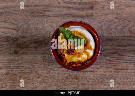 Eis mit Walnuss serviert mint Stockfoto