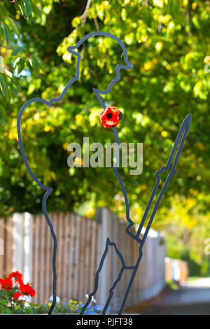 Einen Überblick über ein Soldat wurde im Scholes neben dem Kriegerdenkmal installiert. Die Skulptur ist Teil einer Sammlung, da es aber dort nicht bekannt. Stockfoto