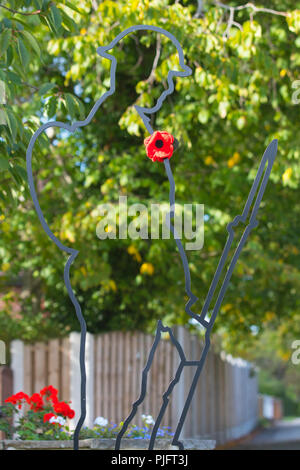 Einen Überblick über ein Soldat wurde im Scholes neben dem Kriegerdenkmal installiert. Die Skulptur ist Teil einer Sammlung, da es aber dort nicht bekannt. Stockfoto