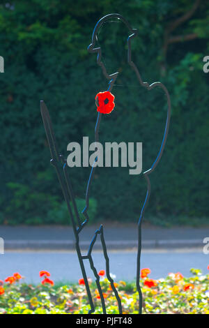 Einen Überblick über ein Soldat wurde im Scholes neben dem Kriegerdenkmal installiert. Die Skulptur ist Teil einer Sammlung, da es aber dort nicht bekannt. Stockfoto