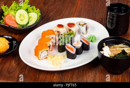 Japanisches Sushi und Roll mit Salat und Miso Suppe gesetzt Stockfoto