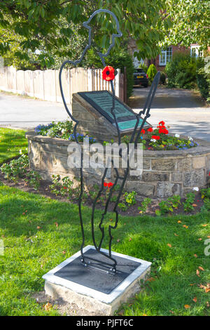 Einen Überblick über ein Soldat wurde im Scholes neben dem Kriegerdenkmal installiert. Die Skulptur ist Teil einer Sammlung, da es aber dort nicht bekannt. Stockfoto