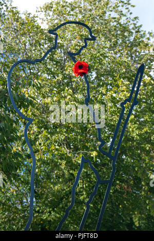 Einen Überblick über ein Soldat wurde im Scholes neben dem Kriegerdenkmal installiert. Die Skulptur ist Teil einer Sammlung, da es aber dort nicht bekannt. Stockfoto