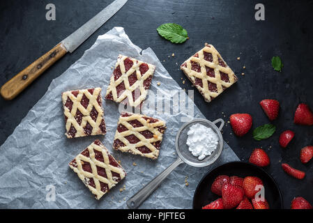 Erdbeer Kuchen mit Erdbeeren Früchte auf dunklem Hintergrund. Stockfoto